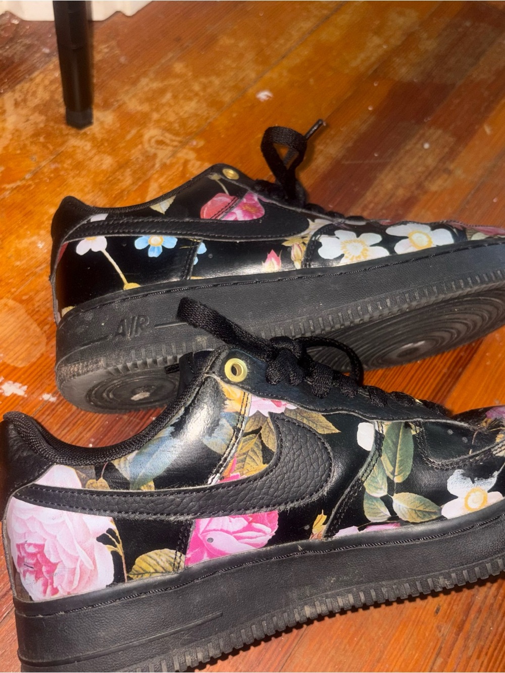 Nike Black Floral Women’s Lace-Up Sneakers with Gold Details - Picture 4 of 6